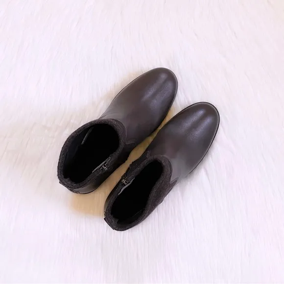 UGG Women’s Amathea Stout Leather Waterproof Boots
