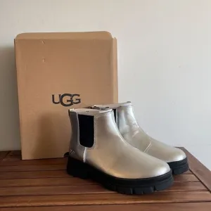 UGG Kids' Ashton Chelsea Leather Boots Silver USA Big Kid 6Y/UK5/EU38(BOX CRUSH)