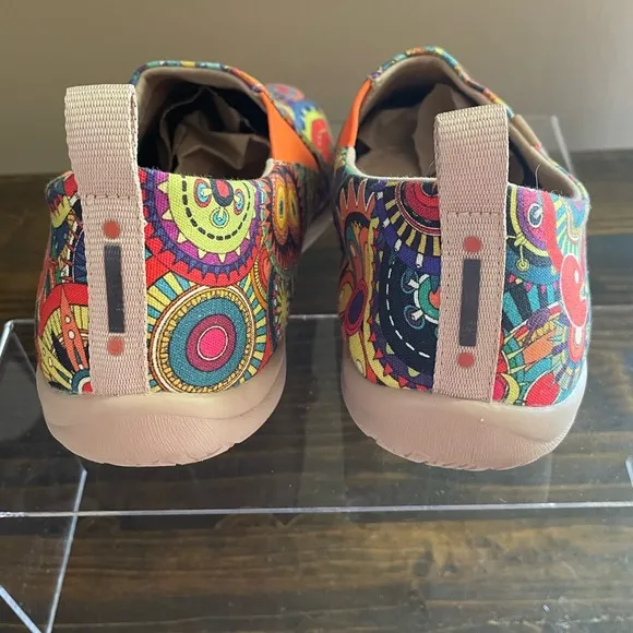UIN Blossom Toledo Slip-on Canvas Travel Shoes, Women’s Size 9.