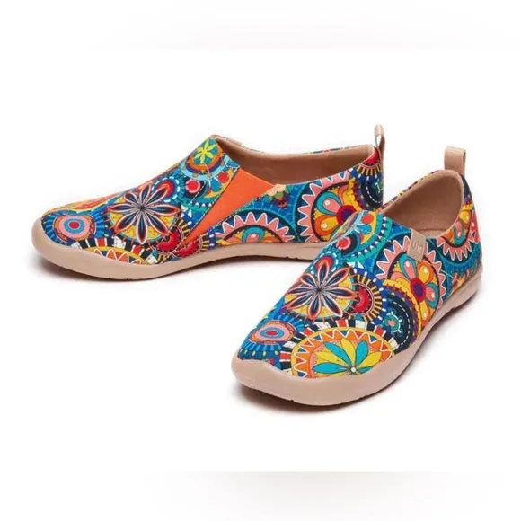 UIN Blossom Toledo Slip-on Canvas Travel Shoes, Women’s Size 9.