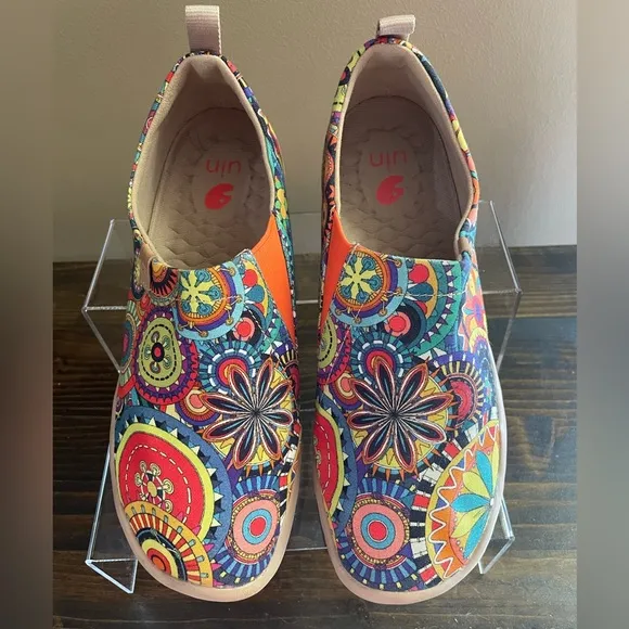 UIN Blossom Toledo Slip-on Canvas Travel Shoes, Women’s Size 9.