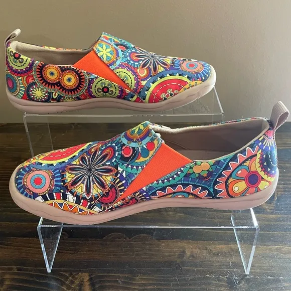 UIN Blossom Toledo Slip-on Canvas Travel Shoes, Women’s Size 9.
