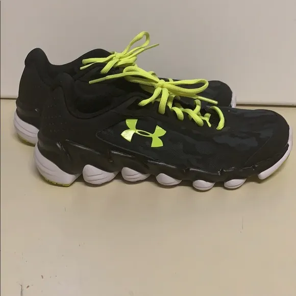 Under Armour Shoes size 5.5Y New