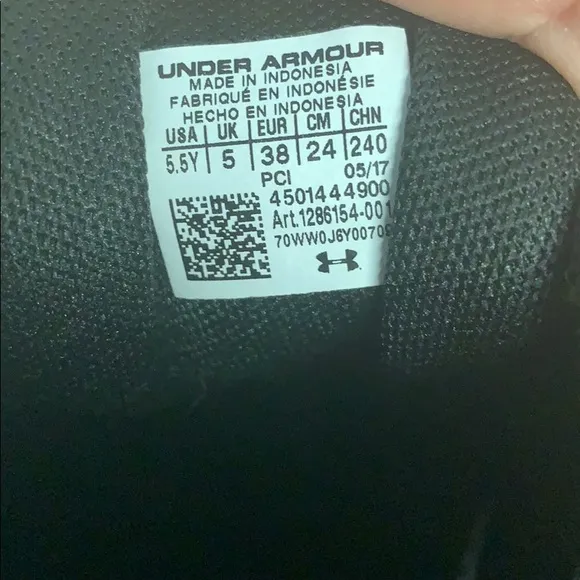Under Armour Shoes size 5.5Y New