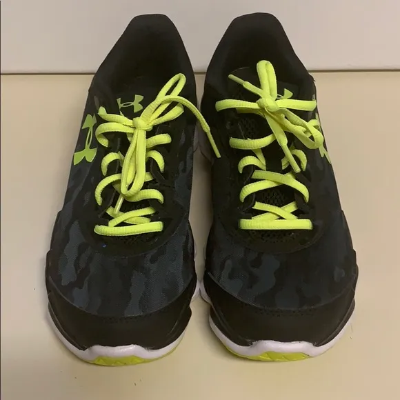 Under Armour Shoes size 5.5Y New