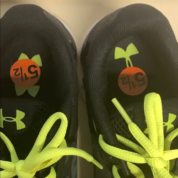 Under Armour Shoes size 5.5Y New
