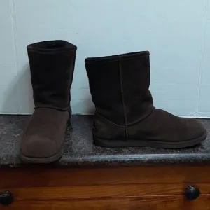 Unisex Emu Waterproof Boots...EUC Size 9/W Size 8/ M.