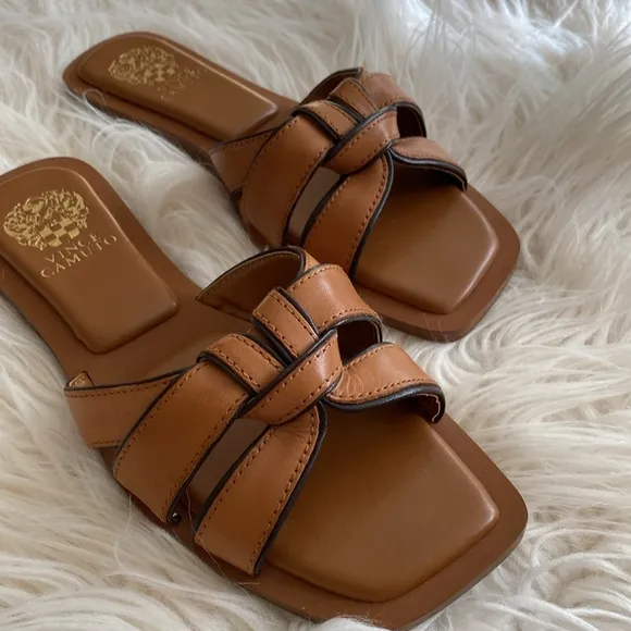 VINCE CAMUTO leather sandals