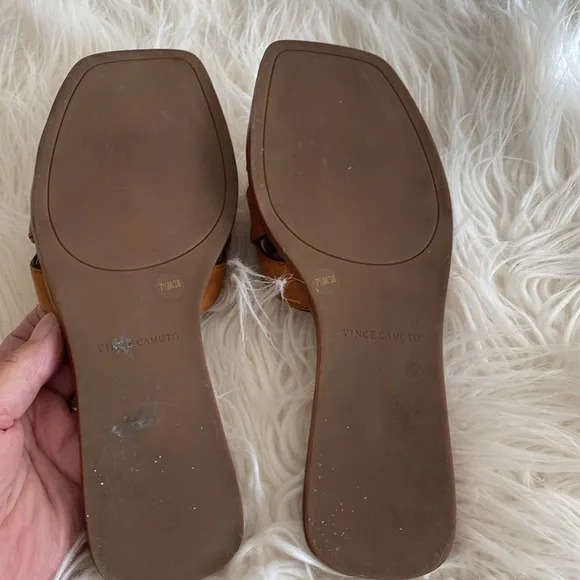VINCE CAMUTO leather sandals