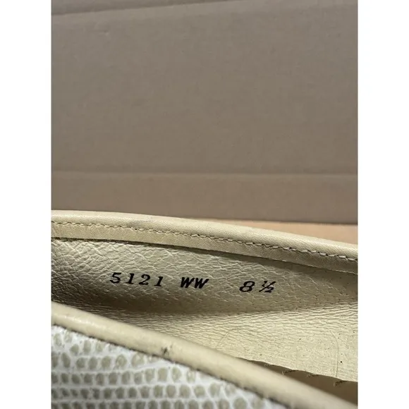 Vintage Belgian Shoes Beige Embossed Leather Rubber Sole Bow Loafers 8.5WW WIDE