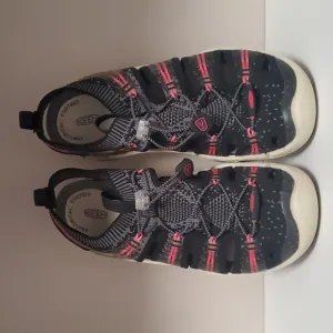 Women's Keen Evofit Sandals U.S. 7.5, Black &amp; Pink