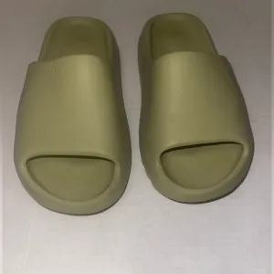 YEEZY SANDALS SIZE 6