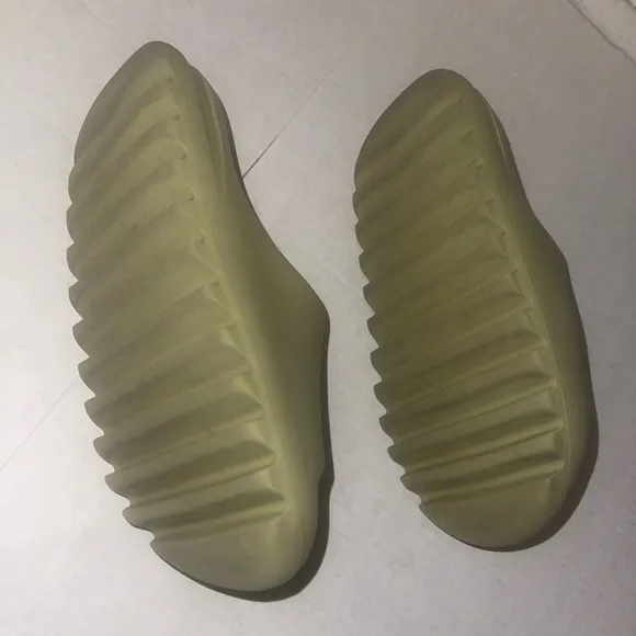 YEEZY SANDALS SIZE 6