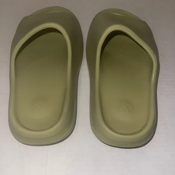 YEEZY SANDALS SIZE 6