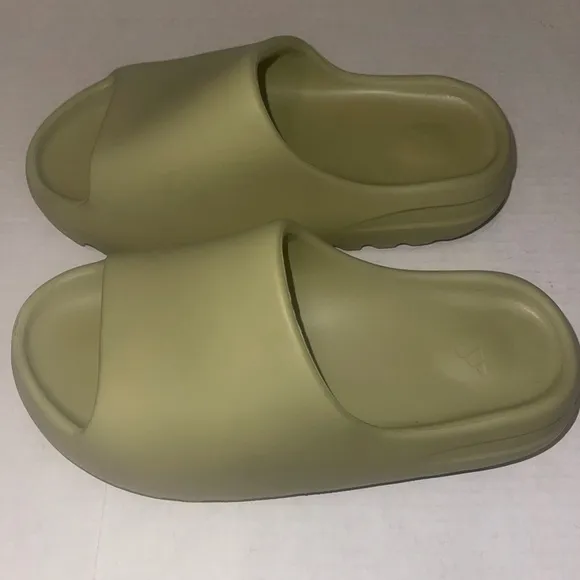 YEEZY SANDALS SIZE 6
