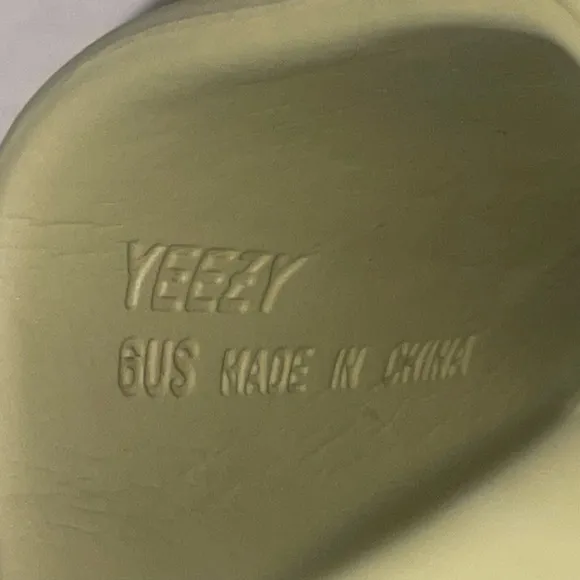 YEEZY SANDALS SIZE 6